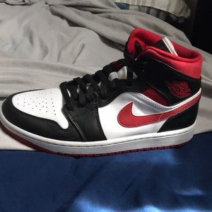 Air Jordan 1 red white black